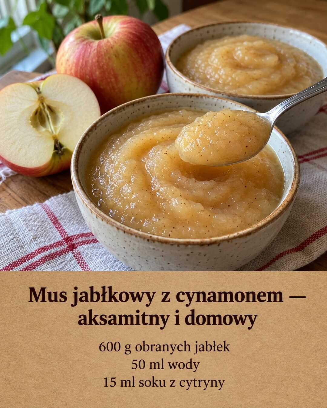 Jasnozłoty mus jabłkowy z drobnymi ziarenkami cynamonu w niewielkiej ceramicznej miseczce.
