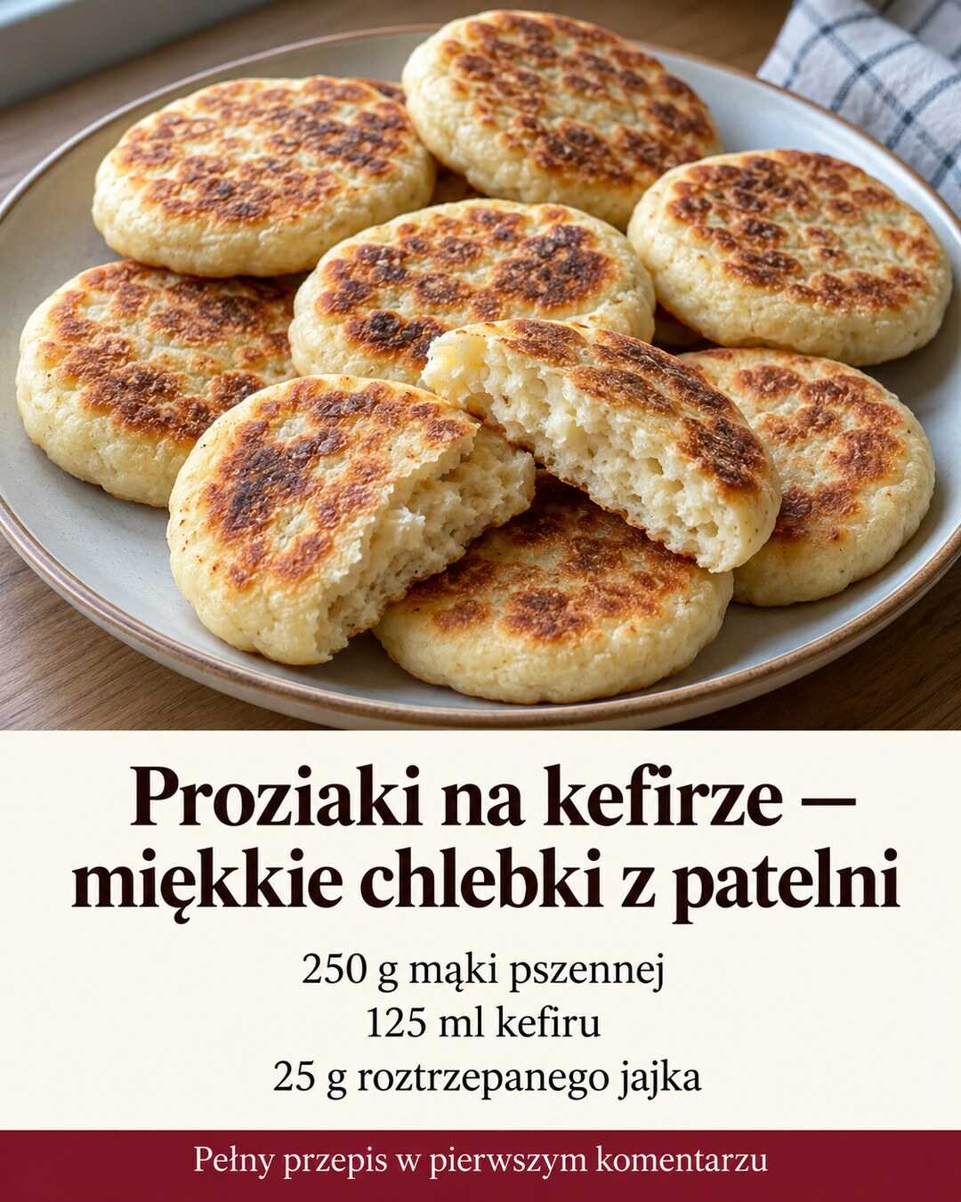 Okrągłe proziaki z rumianymi plamkami, jeden przełamany odsłania jasny miękisz.