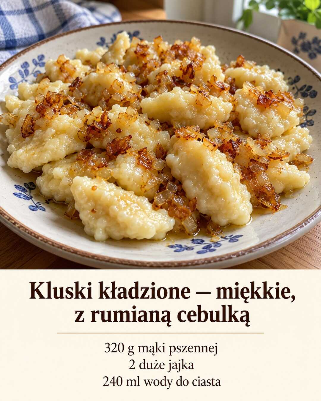 Nieregularne jasne kluski kładzione z drobną złocistą cebulką w maśle na talerzu.