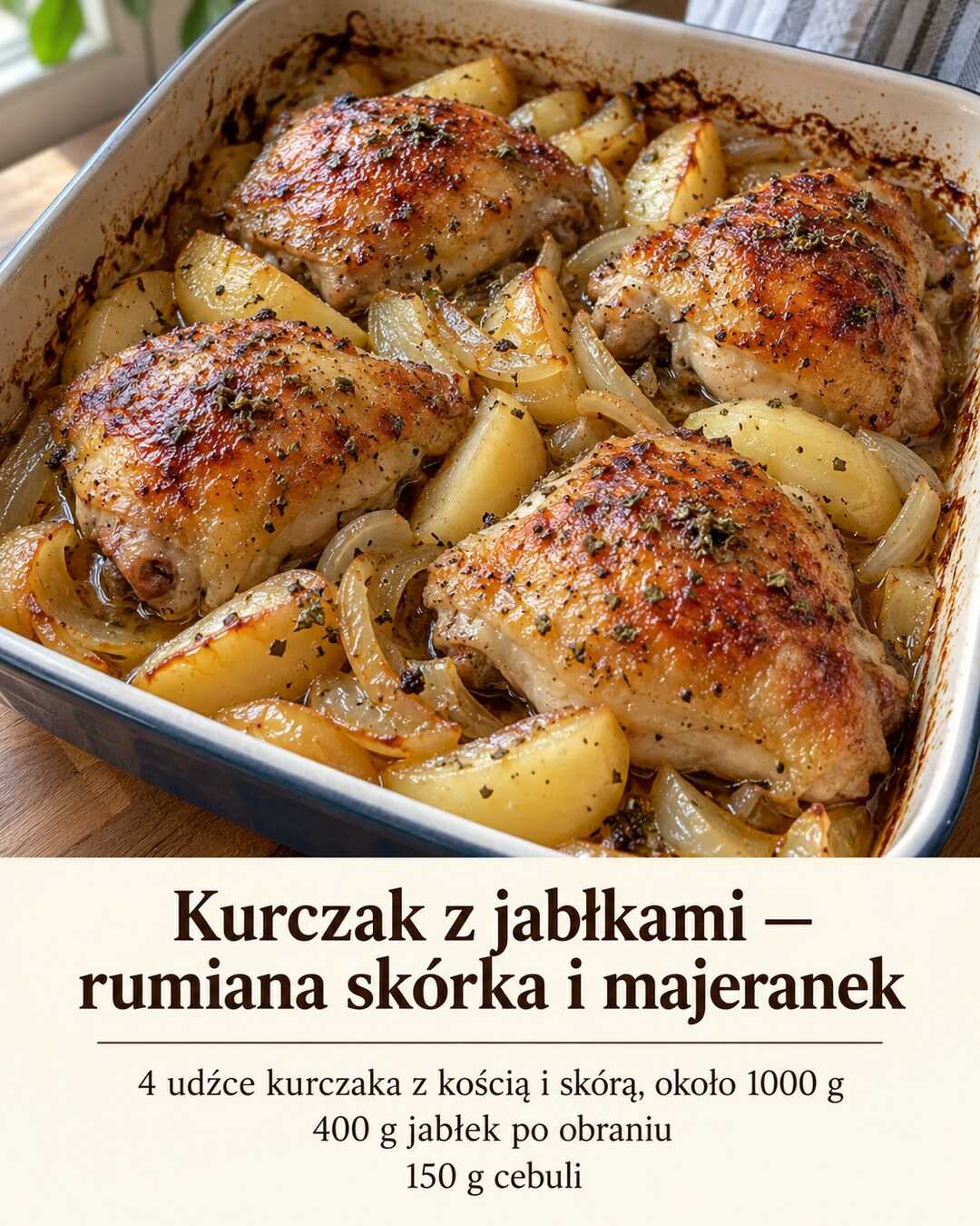 Cztery pieczone udźce kurczaka z rumianą skórką, cząstkami jabłek i miękką cebulą w naczyniu.