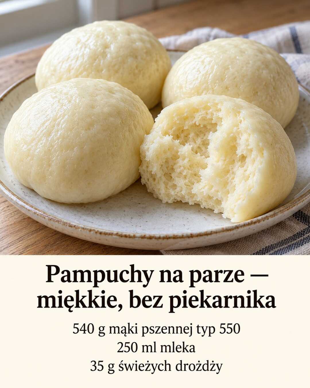 Jasne okrągłe pampuchy gotowane na parze, jedna bułeczka rozerwana pokazuje puszysty środek, bez sosu.