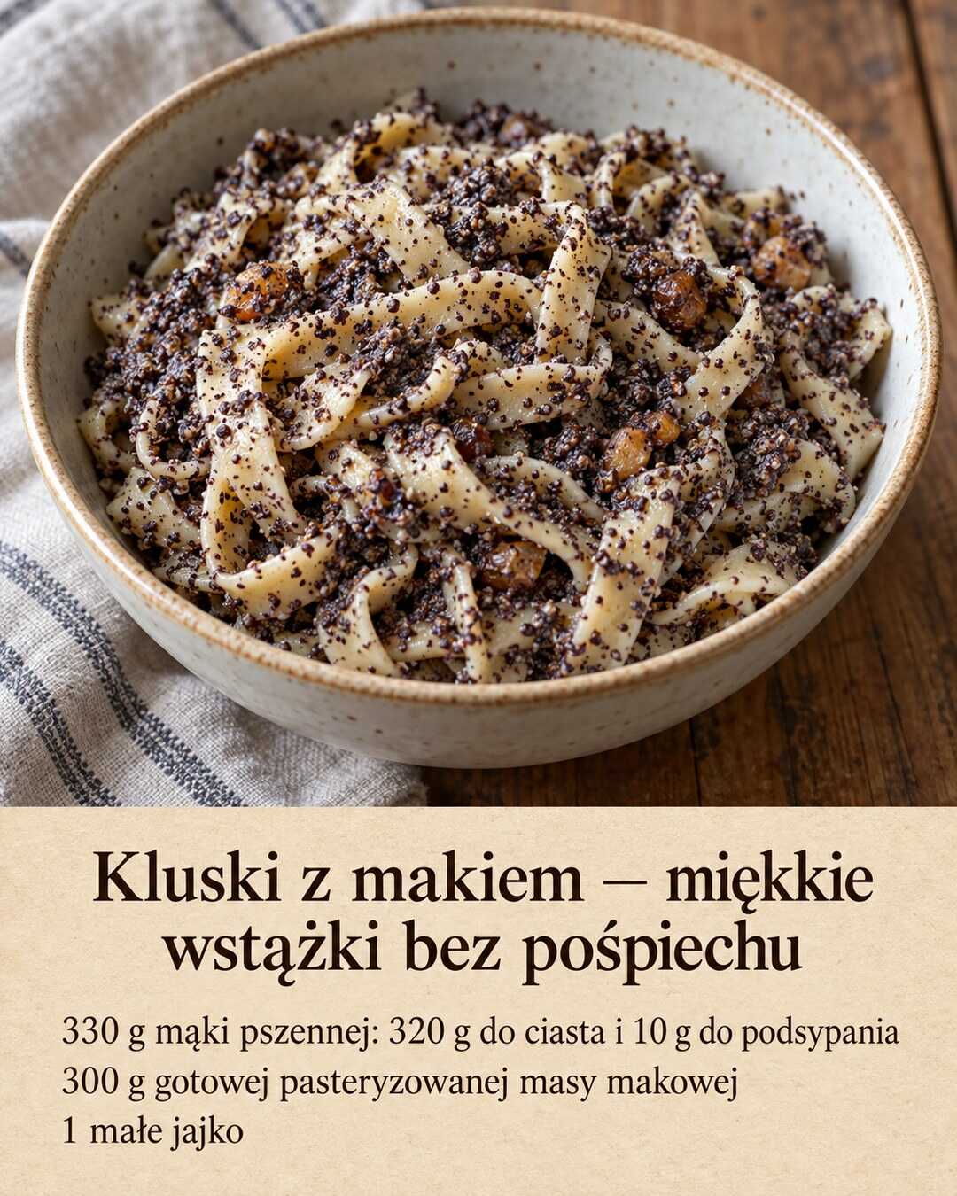 Krótkie miękkie wstążki domowego makaronu równomiernie pokryte masą makową z drobnymi bakaliami, bez osobnej dekoracji.